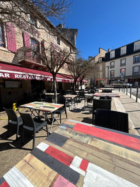 Restaurace v ubytování Hôtel de la Gare Sévérac