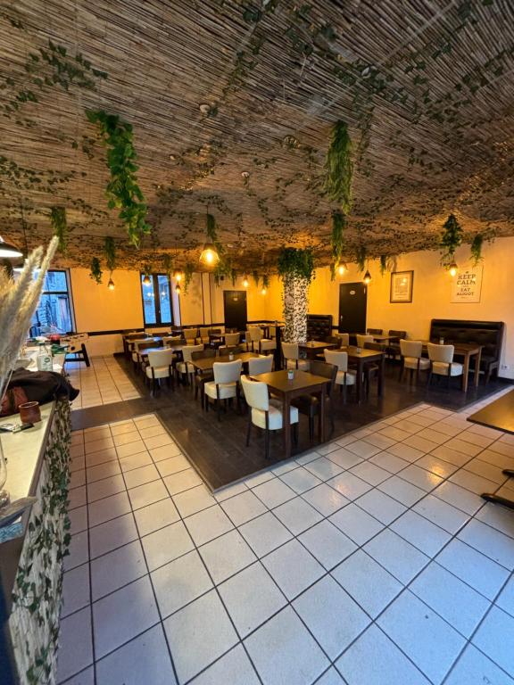 Restaurace v ubytování Hôtel de la Gare Sévérac