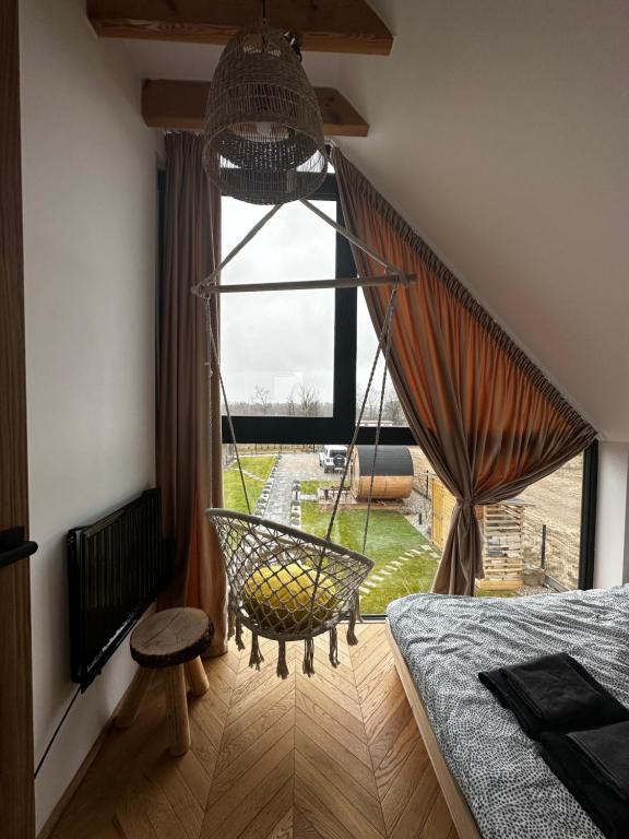 um quarto com uma rede de descanso pendurada numa janela em Oaza Sobącz / Resort&Spa em Sobącz