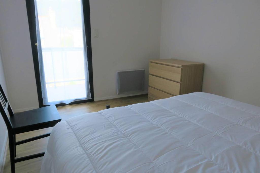 Posteľ alebo postele v izbe v ubytovaní Bel appartement rénové avec WIFI VUE SUR MER à PERROS-GUIREC - Réf 843