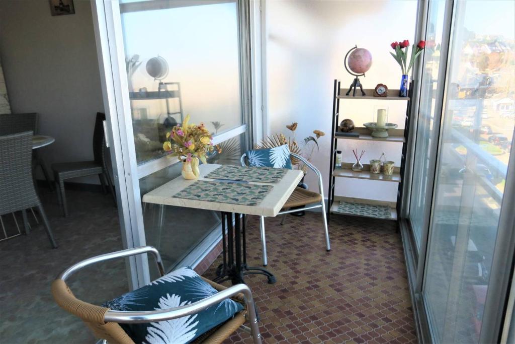Balkón alebo terasa v ubytovaní Appartement VUE MER avec loggia au port de de PERROS-GUIREC - Réf 845