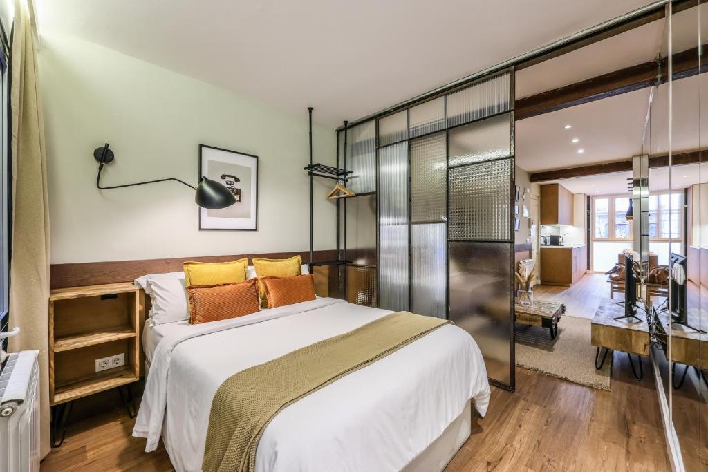 A bed or beds in a room at AP Chueca