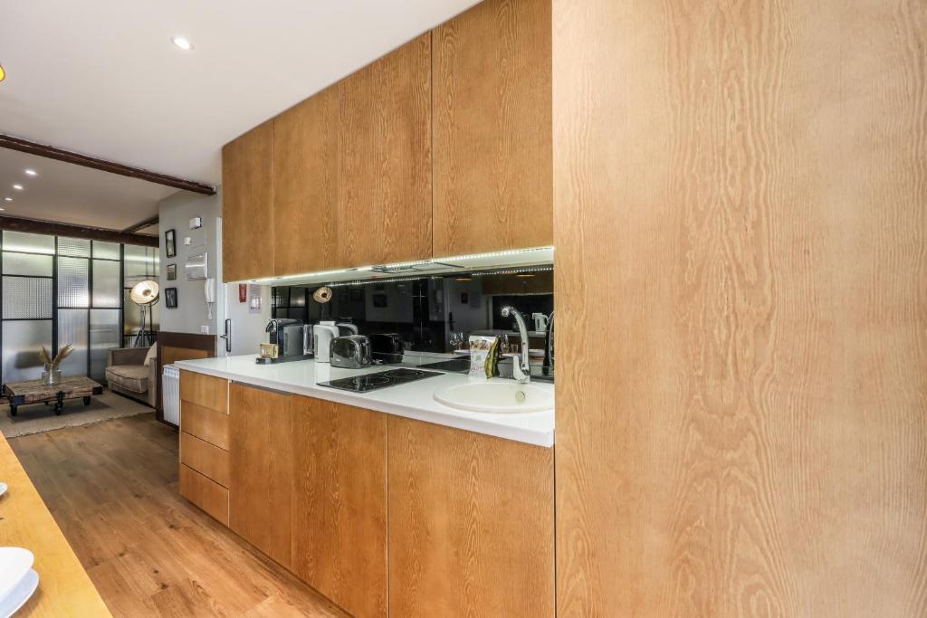 A kitchen or kitchenette at AP Chueca