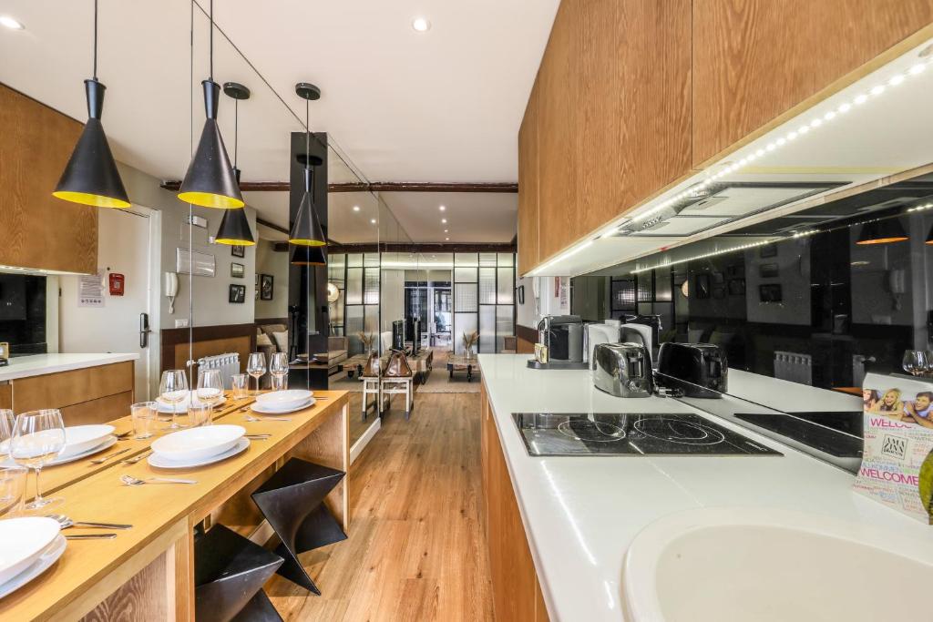 A restaurant or other place to eat at AP Chueca