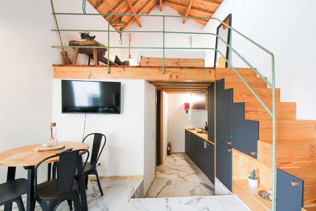 een tiny house met een trap en een tafel bij Macário Cosy Loft in Porto