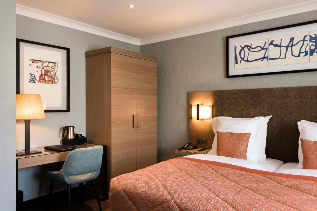 Una cama o camas en una habitación de Hotel Aragon
