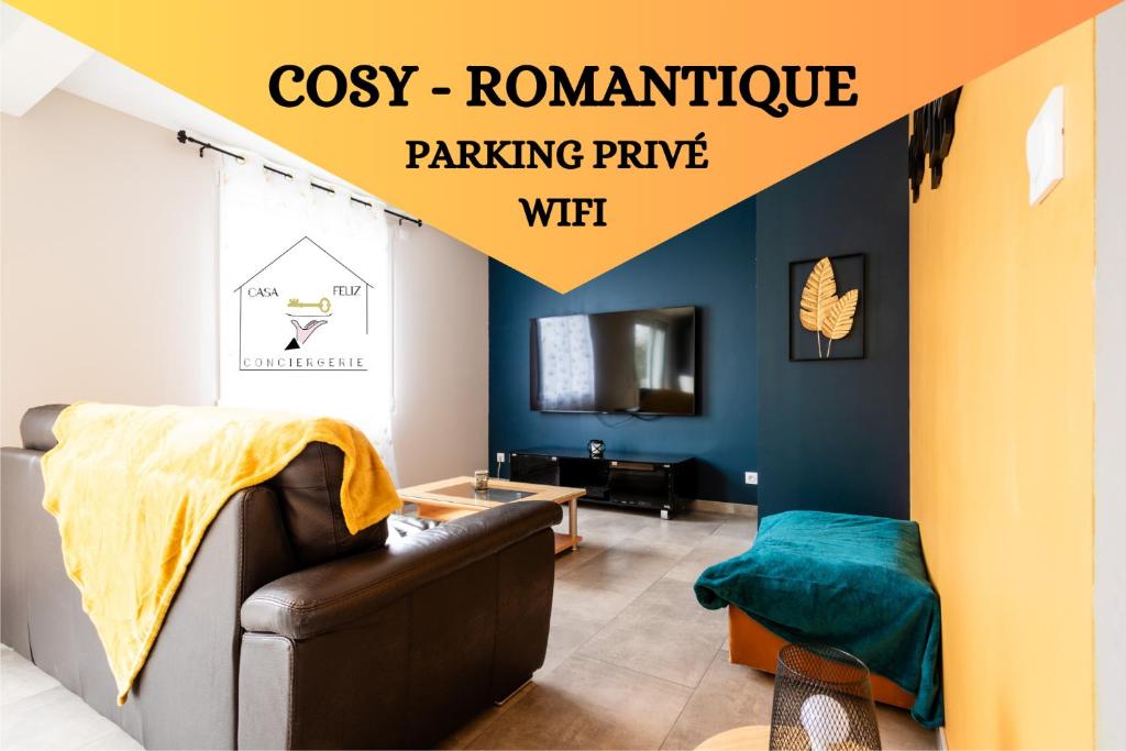 - un salon avec un canapé et une table dans l'établissement Maison au calme * parking privé * wifi, à Villemandeur