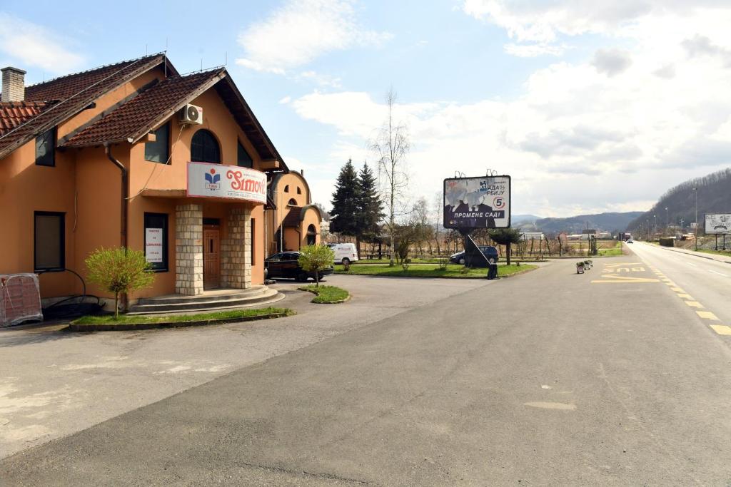 Nespecifikovaný výhled na hory nebo výhled na hory při pohledu z penzionu