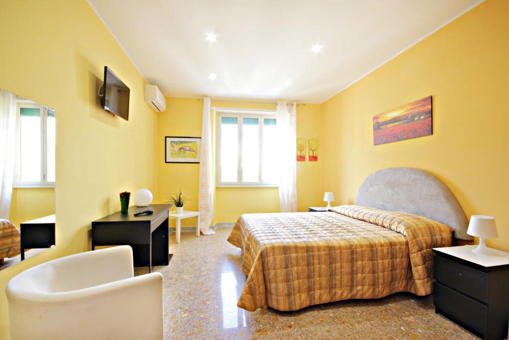 ローマにあるB&B Cleliaの黄色のベッドルーム(ベッド1台、椅子付)