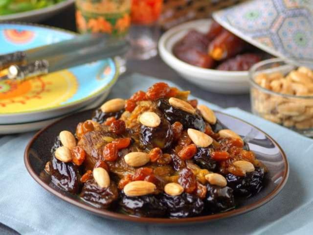 Tiki House Marrakech chez Paul في للا تكركوست: طبق من الطعام مع المكسرات على طاولة