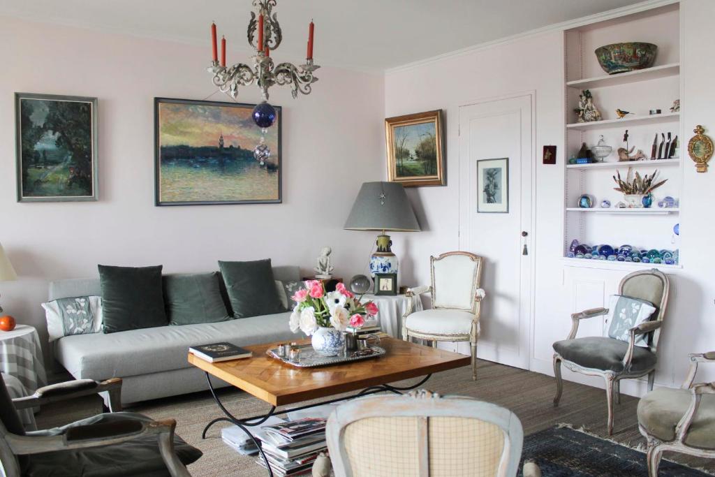 - un salon avec un canapé et une table dans l'établissement Comfortable flat with view on the Eiffel Tower, à Boulogne-Billancourt