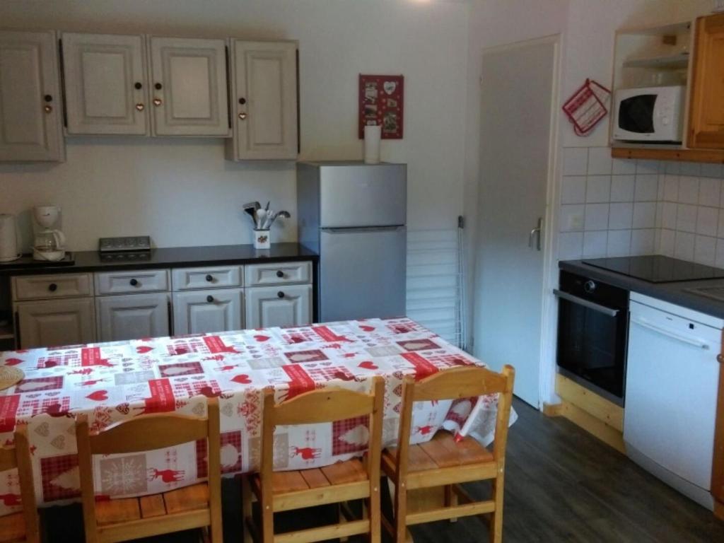 Appartement Valfréjus, 4 pièces, 8 personnes - FR-1-265-172にあるキッチンまたは簡易キッチン