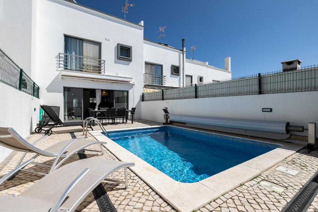 una piscina nel cortile di una casa di Villa Conchas by Algarvemanta a Manta Rota