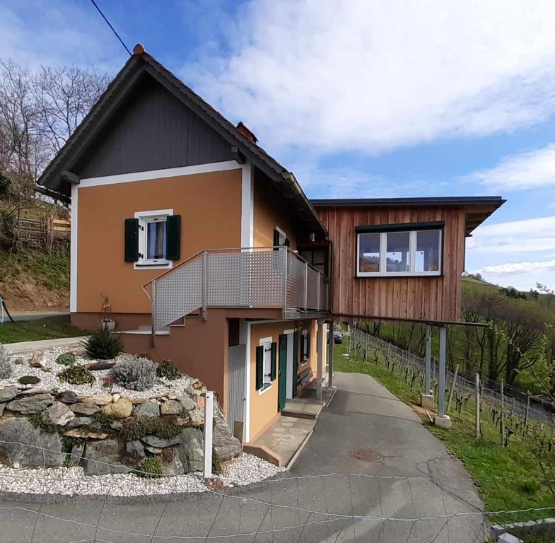 uma casa com uma varanda ao lado em Ferienhaus Urschitz em Eichberg Arnfels
