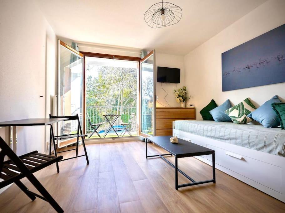 Sala de estar amplia con cama y mesa en L'Amarante, T1 avec Terrasse, Beaux Arts, en Montpellier