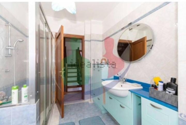bagno con lavandino e specchio di la casa di Camilla a Volvera