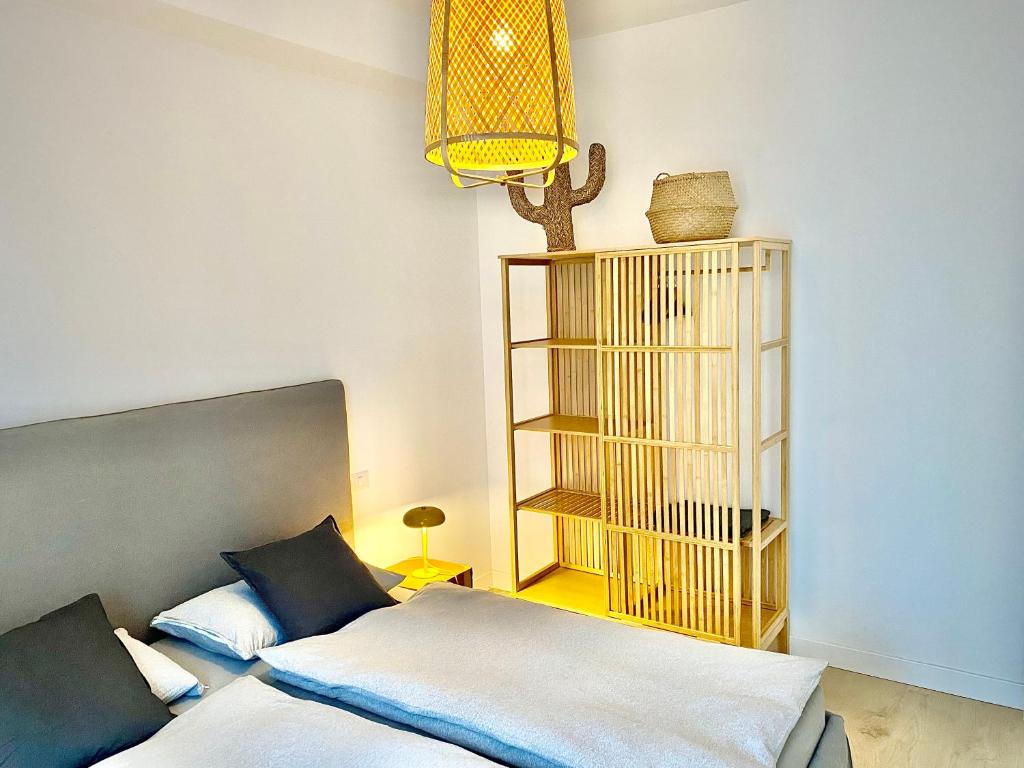 um quarto com uma cama e uma estante de livros em Milano Modern Home em Milão