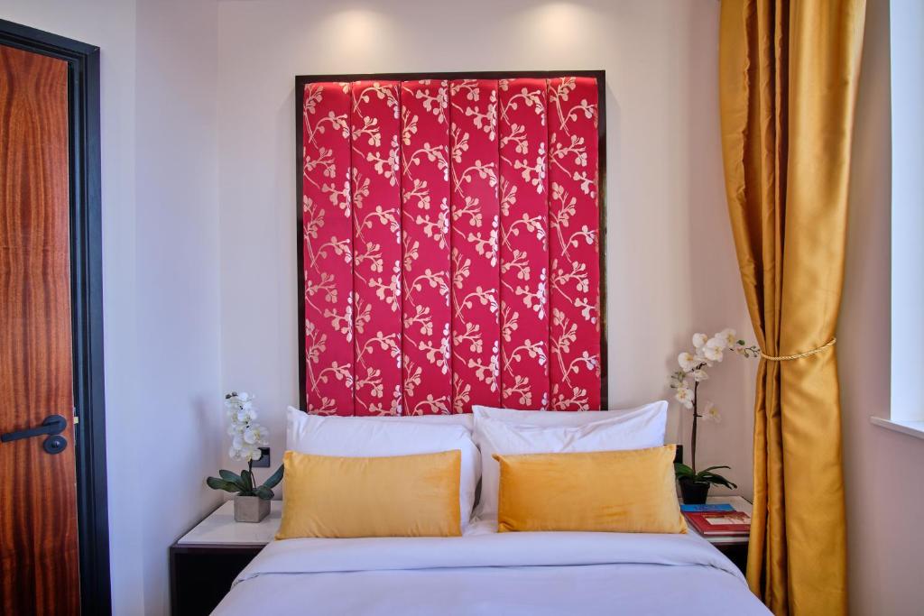 Postel nebo postele na pokoji v ubytování Muthu Oban Regent Hotel