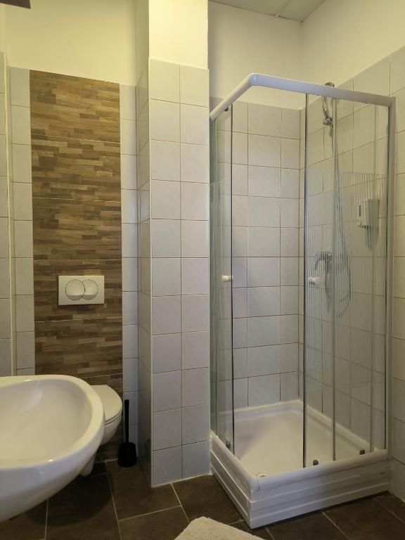 Szilas Park Motel - Sala Familiar Con Baño Privado