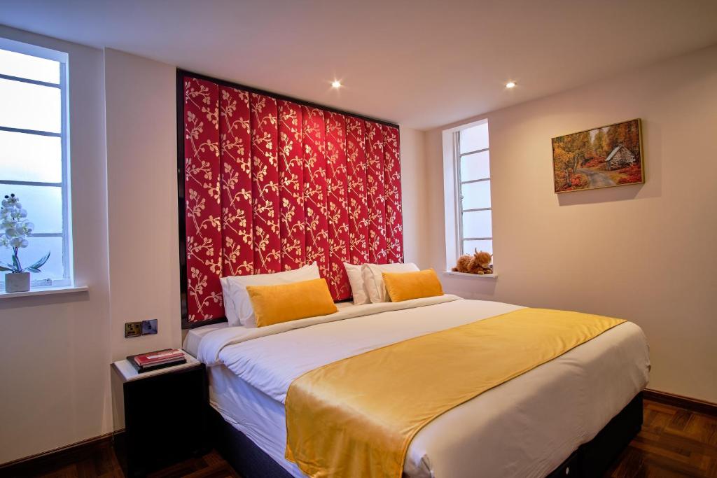Postel nebo postele na pokoji v ubytování Muthu Oban Regent Hotel