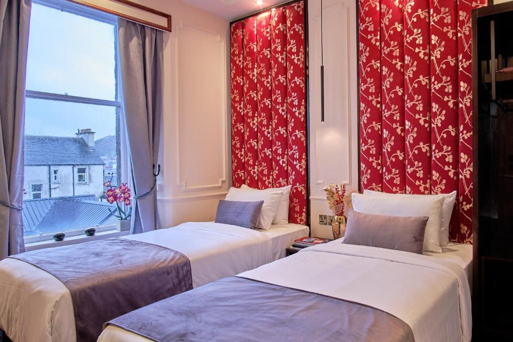 Postel nebo postele na pokoji v ubytování Muthu Oban Regent Hotel