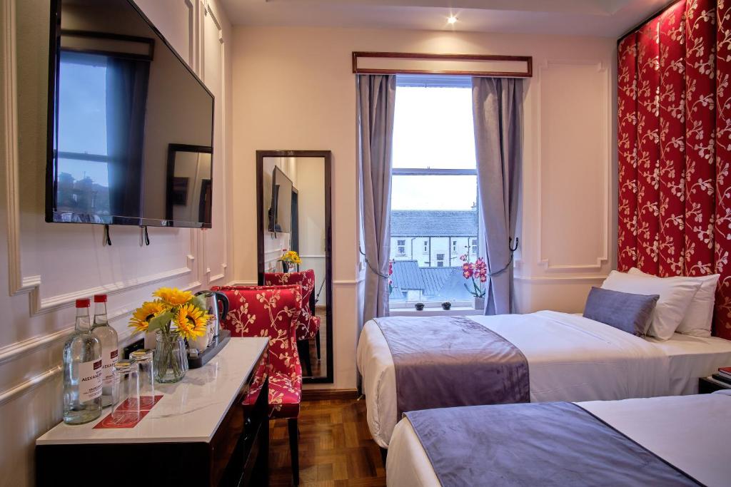 Postel nebo postele na pokoji v ubytování Muthu Oban Regent Hotel