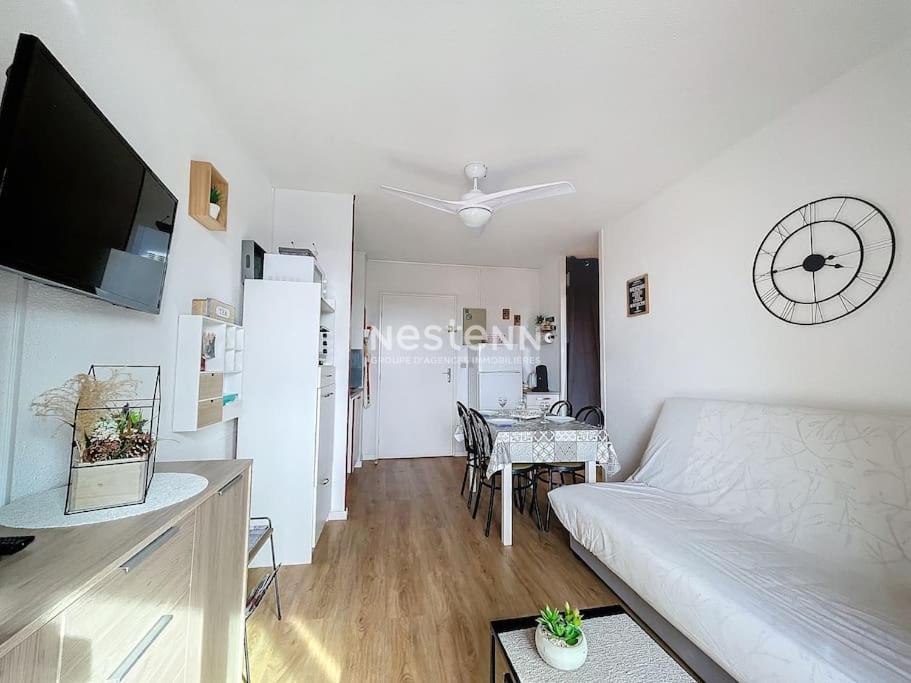 un salon blanc avec un canapé et une table dans l'établissement 3274-T2 à 500m de la plage, à Argelès-sur-Mer