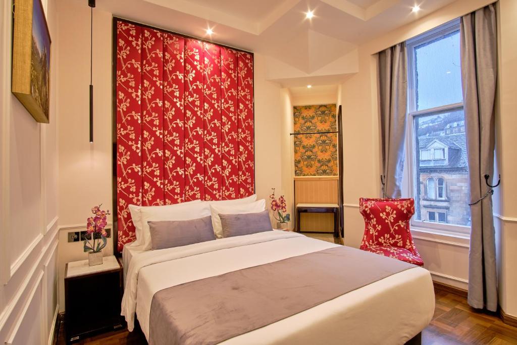 Postel nebo postele na pokoji v ubytování Muthu Oban Regent Hotel