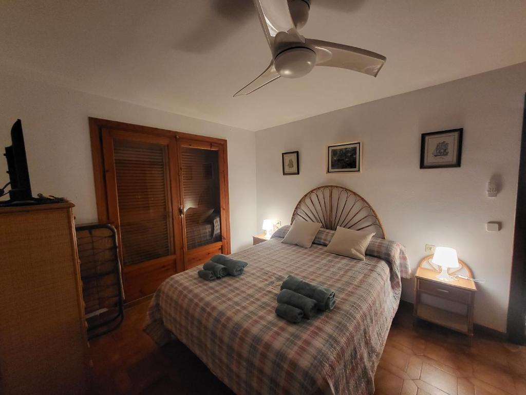 - une chambre avec un lit et 2 chaises dans l'établissement BERJA33, à Roquetas de Mar