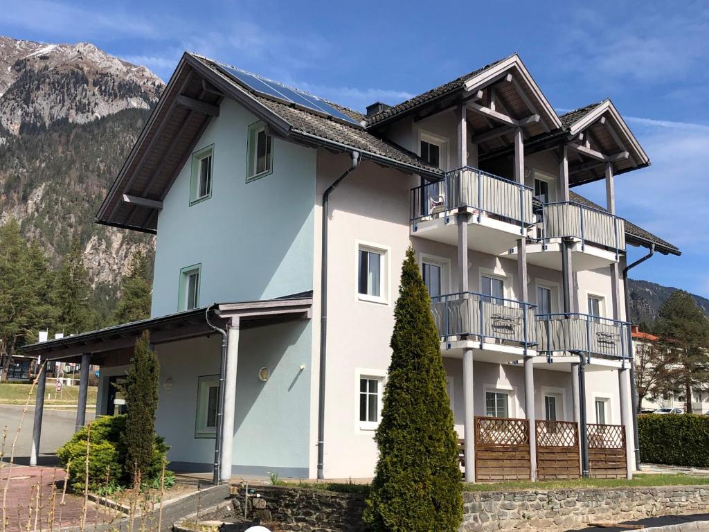 een groot wit gebouw met een balkon bij Appartment Isabelle Sky in Presseggersee