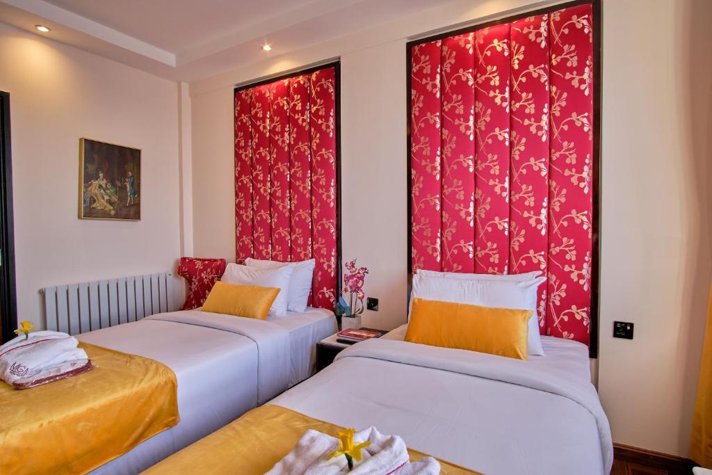Postel nebo postele na pokoji v ubytování Muthu Oban Regent Hotel