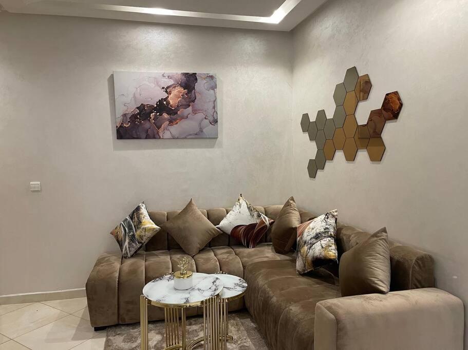 O zonă de relaxare la Luxurious 2 BD apartment in the Heart of Kenitra
