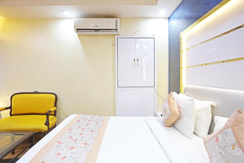 Postel nebo postele na pokoji v ubytování Hotel Samrat R Unit By Satwa Home Stay 10 Mints Walking Distance Nizamuddin Railway Station