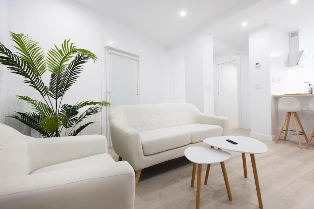 sala de estar con sofá blanco y planta en Amaiur. Basquenjoy, en Hondarribia