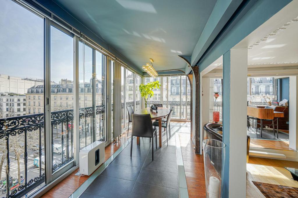 パリにあるAppartement Art Decoのバルコニー(テーブル、椅子付)が備わる客室です。