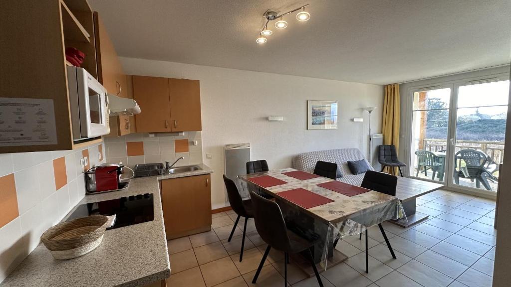 - une cuisine et une salle à manger avec une table dans l'établissement Green 36, à Levernois