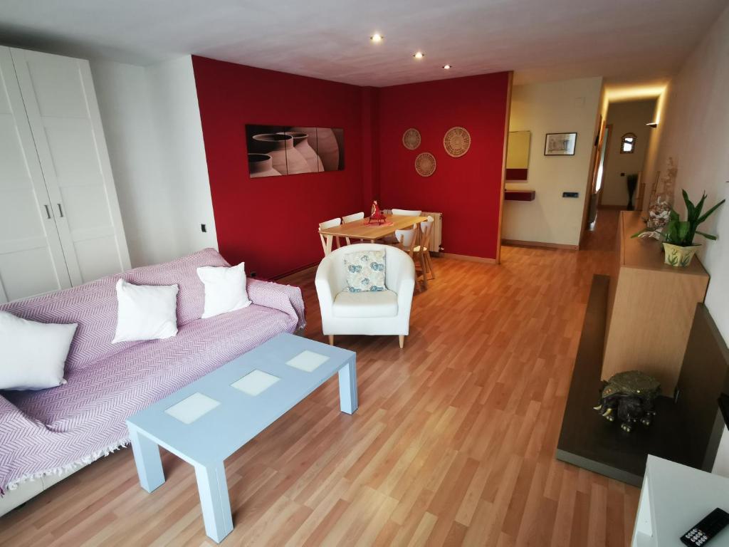 uma sala de estar com um sofá e uma mesa em Elsi's place em Premiá de Mar