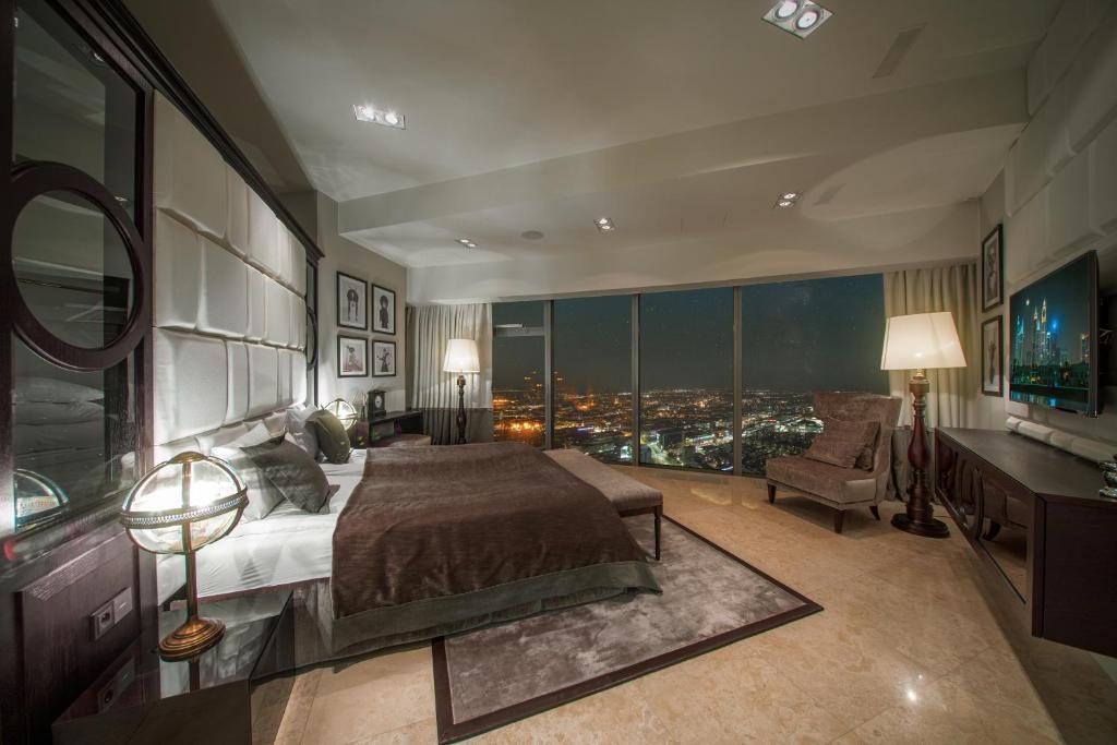 Tempat tidur dalam kamar di 30th+ Floor Apartments in Sky Tower