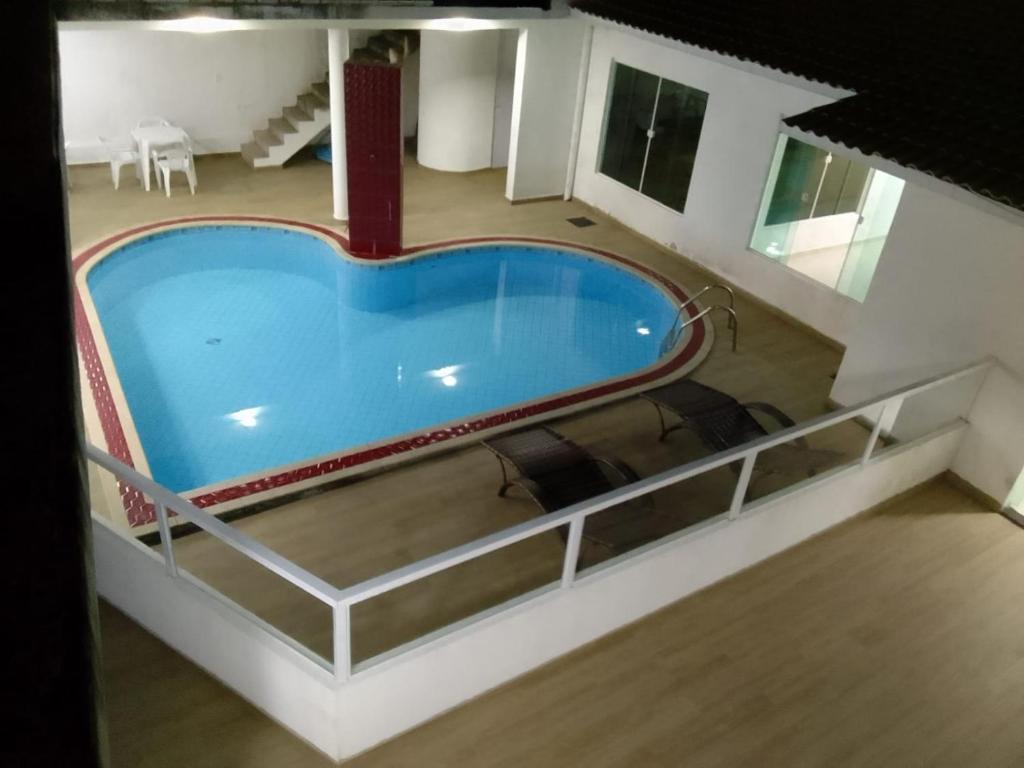 een uitzicht op een zwembad in een huis bij Pousada Cantinho da Barra in Barra de São Miguel
