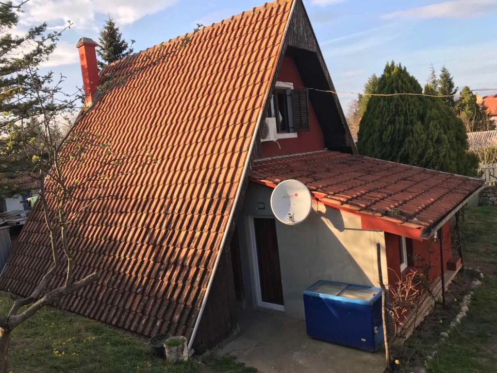 ein kleines Haus mit einem roten Dach und einem Fenster in der Unterkunft Vikendica DUNAV Vinci in Golubac