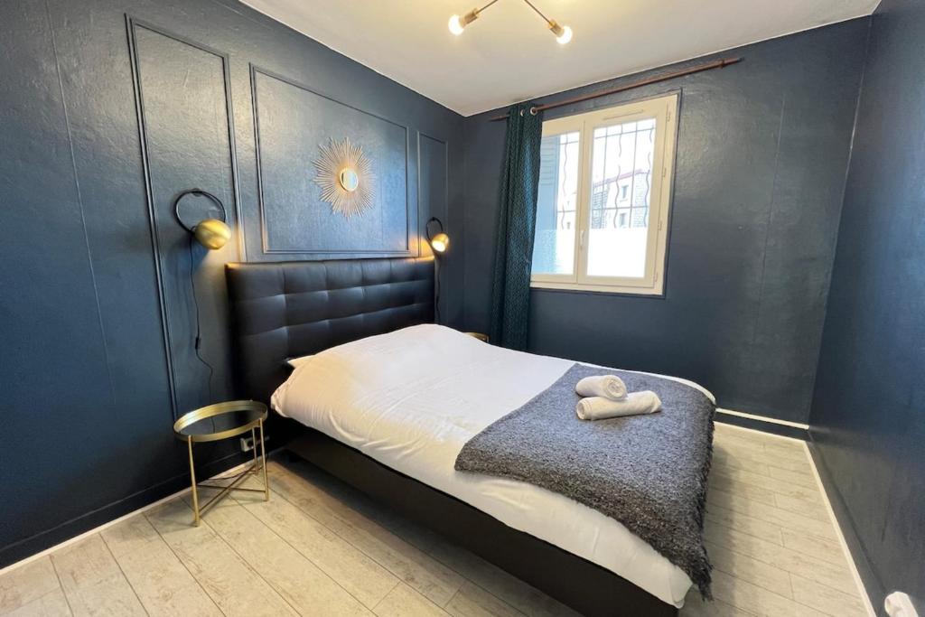 - une chambre bleue avec un lit et une fenêtre dans l'établissement Le joli Velten - Wifi - Métro, à Marseille