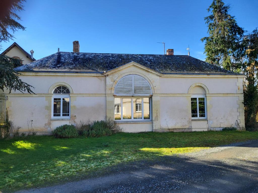 Cette ancienne maison blanche dispose d'une grande fenêtre. dans l'établissement Les écuries du chateau - 5 minutes Circuit des 24 H du MANS - 7 Personnes, à Moncé-en-Belin