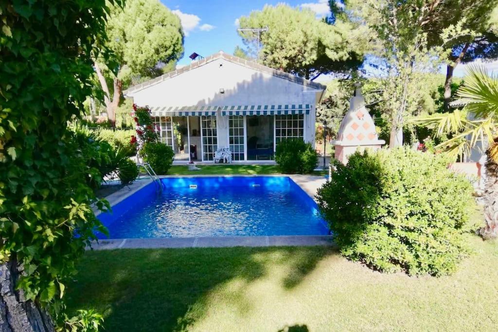 una piscina nel cortile di una casa di Chalet con piscina El Refugio de Venecia a El Campillo