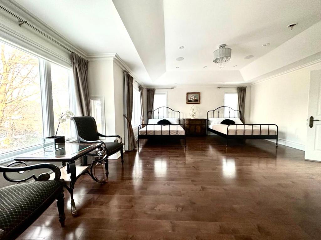 salon z 2 łóżkami i stołem w obiekcie Vihome520-Beautiful house near North York Center w mieście Toronto