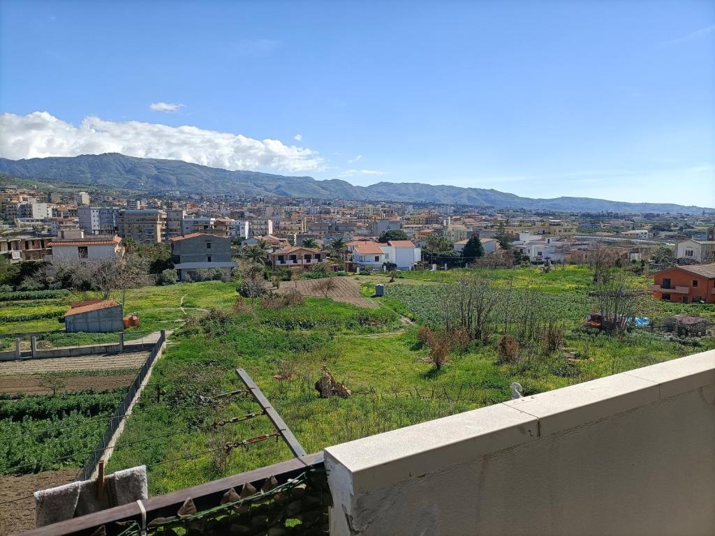 レッジョ・ディ・カラブリアにあるVista Monte Retreatの屋根から市街の景色を望む