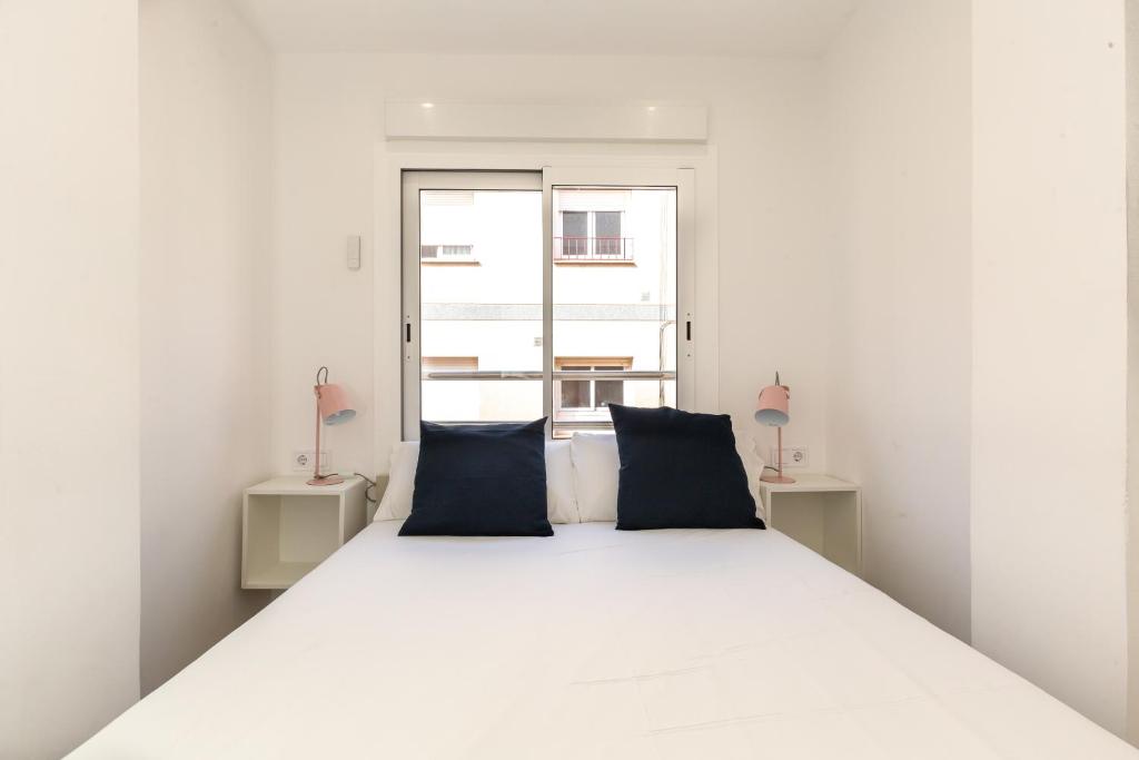 Postel nebo postele na pokoji v ubytování Picasso Suites Cornellá