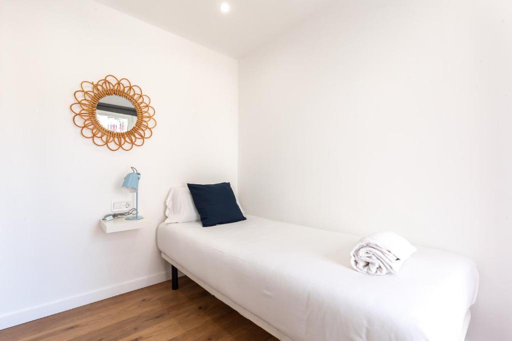 Postel nebo postele na pokoji v ubytování Picasso Suites Cornellá