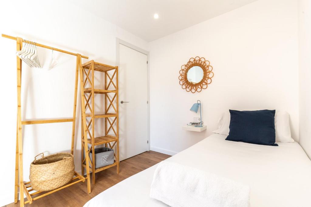 Postel nebo postele na pokoji v ubytování Picasso Suites Cornellá