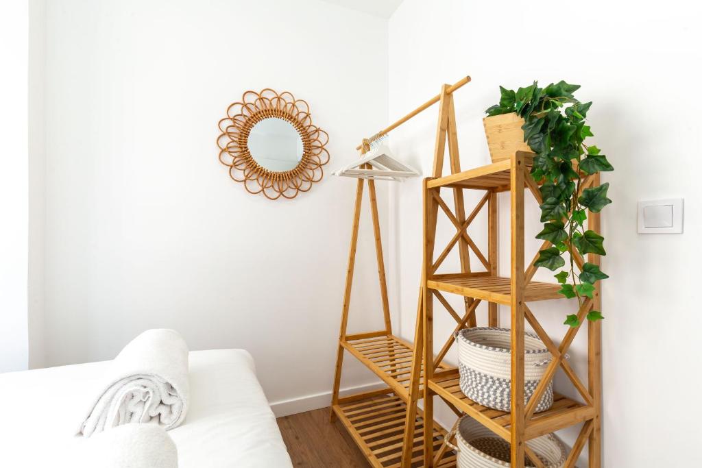 Postel nebo postele na pokoji v ubytování Picasso Suites Cornellá