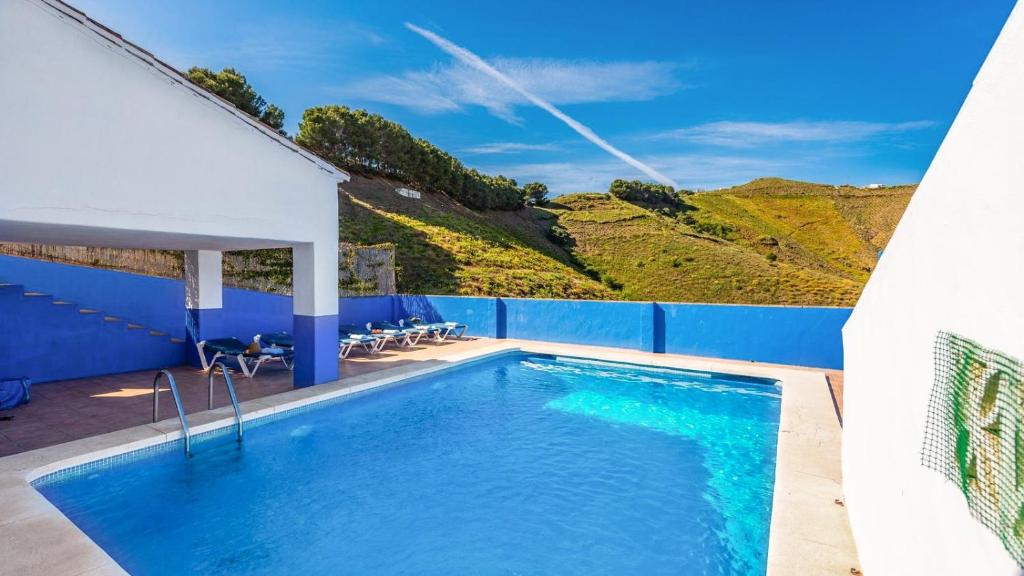 - une piscine avec vue sur la montagne dans l'établissement Casa Rocio Almachar by Ruralidays, à Almáchar